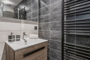 Bruser, hårtørrer, håndklæder