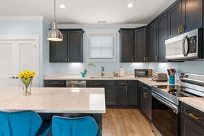 Kylskåp, mikrovågsugn, ugn och spishäll