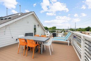 Outdoor dining - Chic Townhome for 8 w/Rooftop (Nashville)
