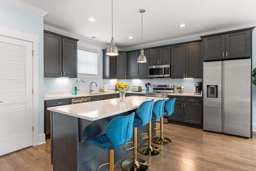 Chic Townhome for 8 w/Rooftop