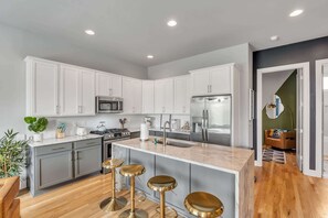 Fridge, microwave, oven, stovetop - Boho Townhome for 12 Close to DT (Nashville)