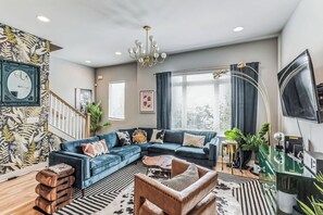 TV - Boho Townhome for 12 Close to DT (Nashville)