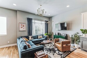 TV - Boho Townhome for 12 Close to DT (Nashville)