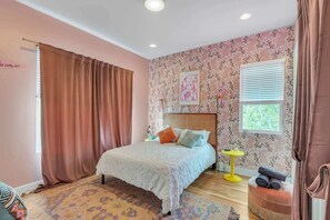 4 bedrooms, iron/ironing board, WiFi, bed sheets