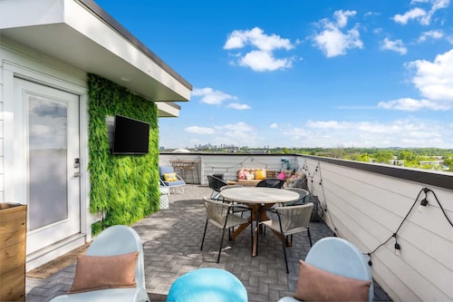 Boho Townhome for 12 Close to DT