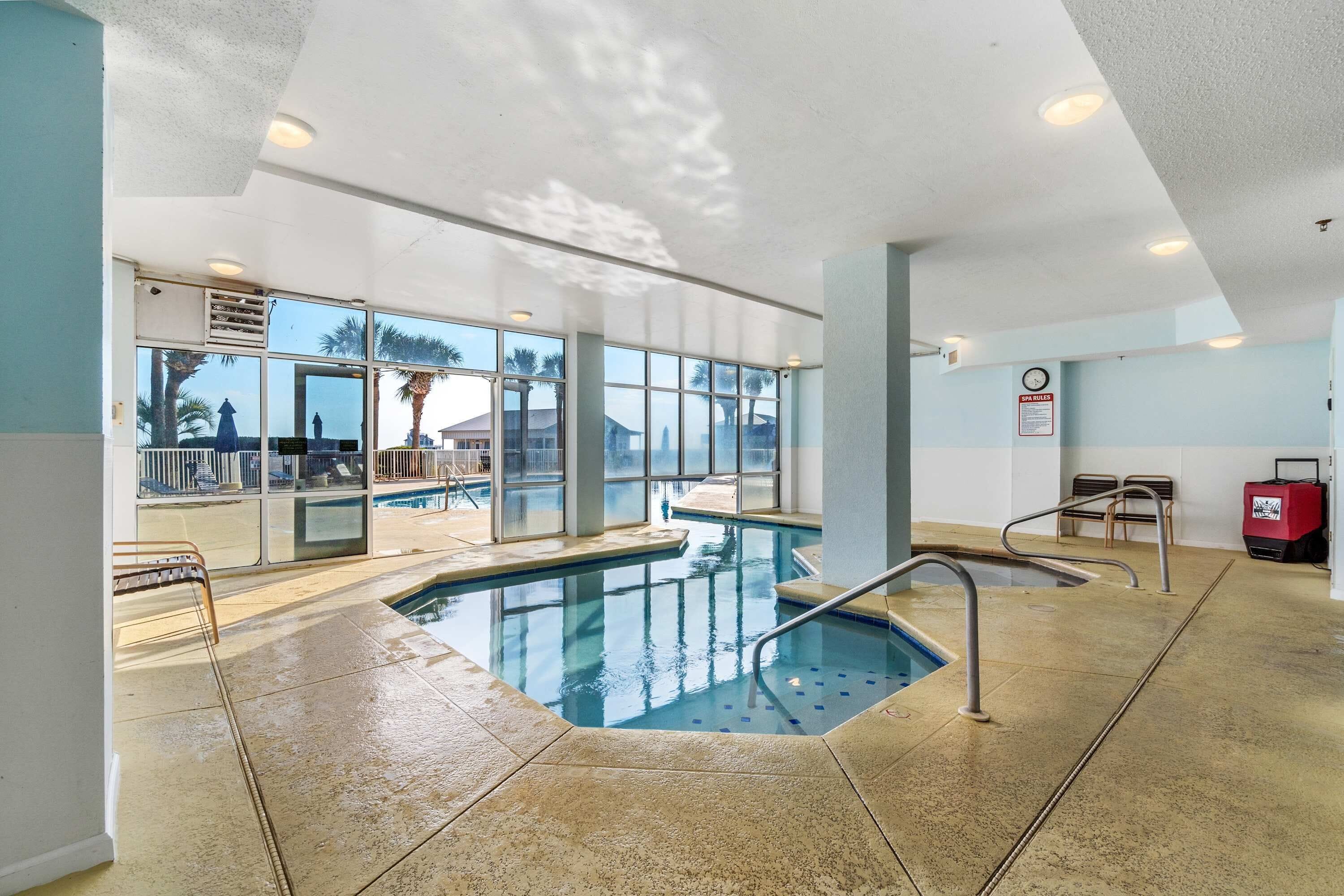 Una piscina cubierta