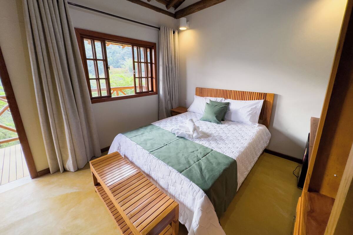 Quarto casal conforto, para não fumantes, vista para o rio | Espaço de trabalho para notebook, Wi-Fi de cortesia