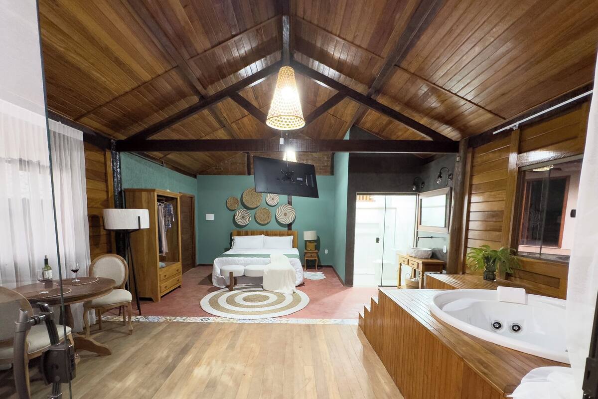 Quarto casal superluxo, sacada, vista para o rio | Espaço de trabalho para notebook, Wi-Fi de cortesia