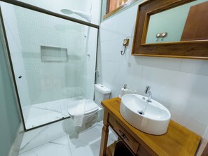 Kamar Double Comfort, Bebas Asap Rokok, pemandangan sungai | Kamar mandi | Bathtub dan shower terpisah, pengering rambut, handuk, dan sabun
