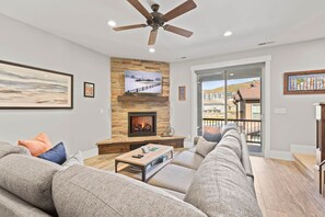Smart TV y chimenea 