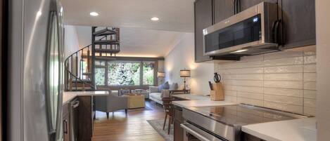 Kühlschrank, Mikrowelle, Ofen, Herdplatte