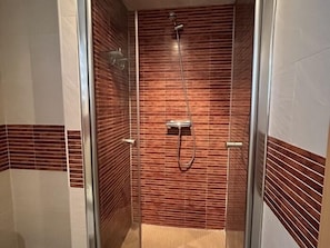 Een douche, een haardroger, handdoeken