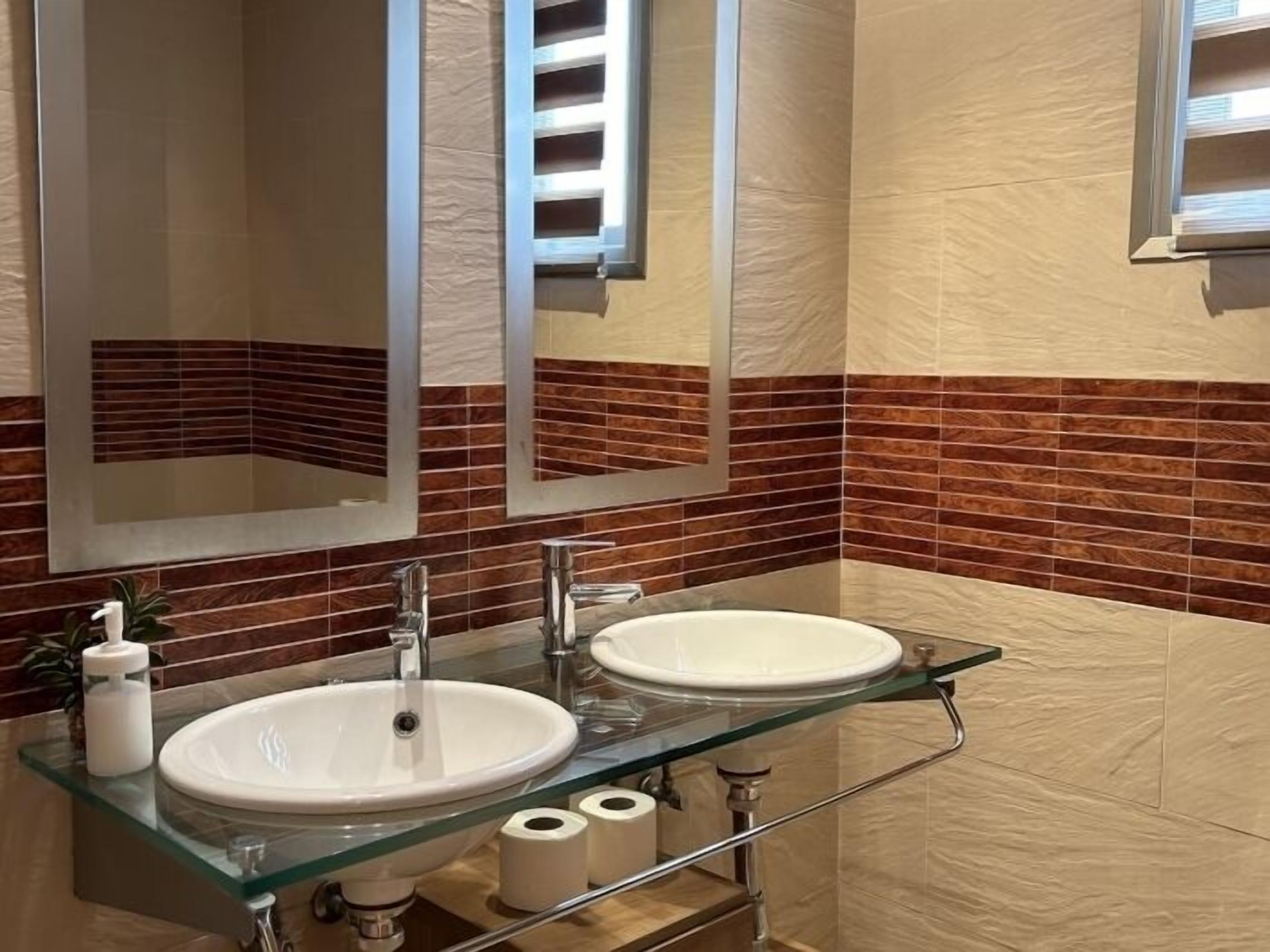 Een douche, een haardroger, handdoeken