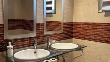 Een douche, een haardroger, handdoeken