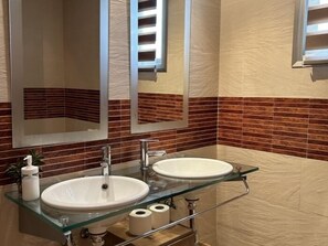 Regadera, secadora de cabello, toallas 