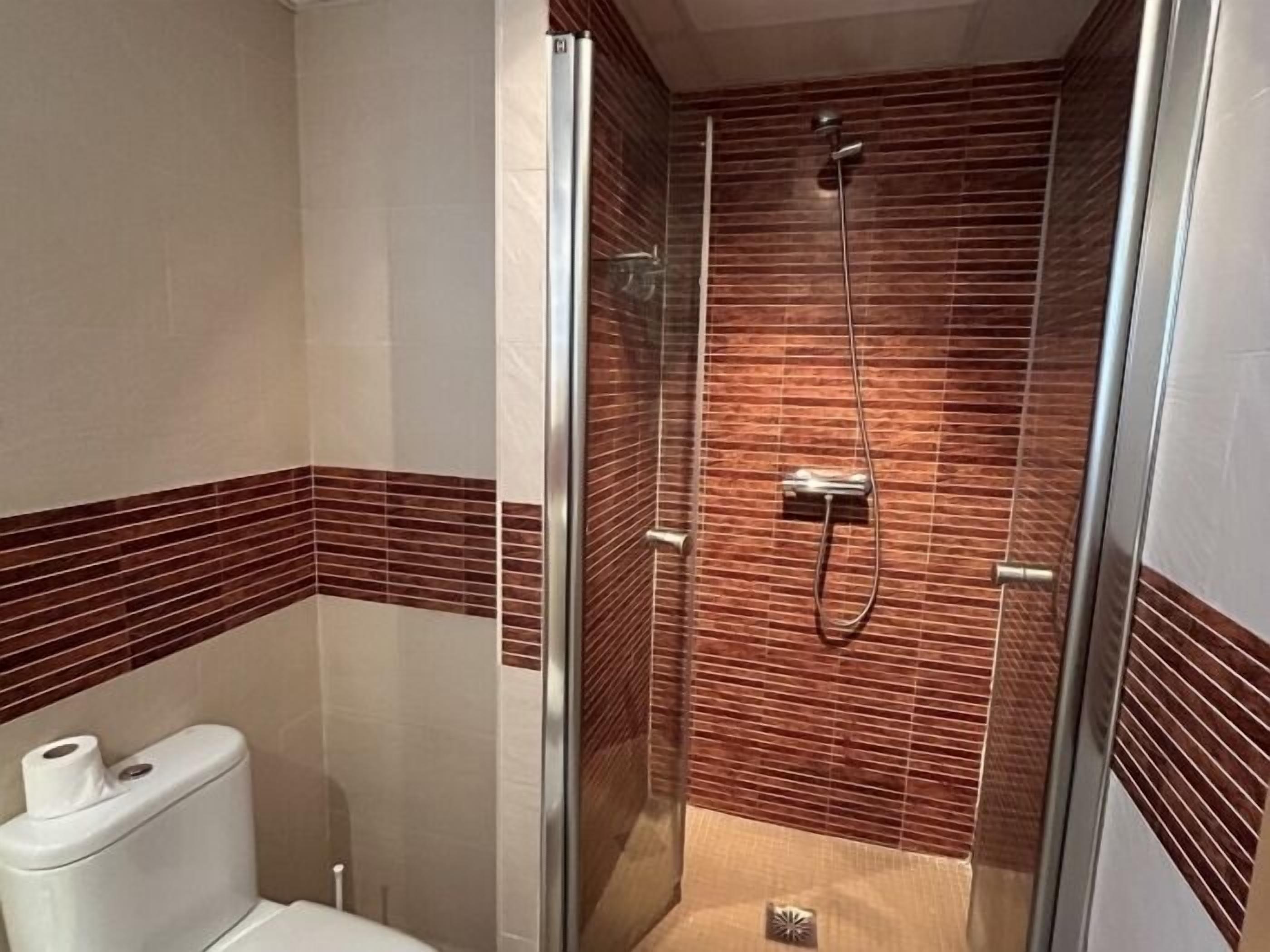 Een douche, een haardroger, handdoeken