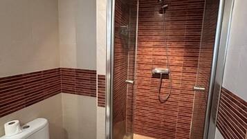 Een douche, een haardroger, handdoeken