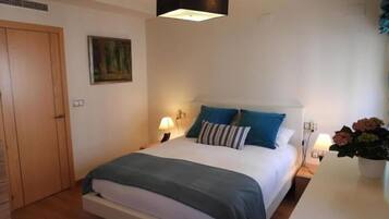 2 slaapkamers, een strijkplank/strijkijzer, internet, beddengoed