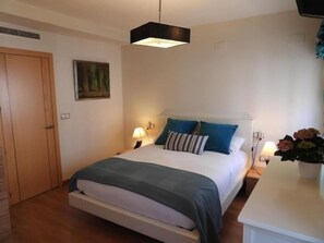 2 habitaciones, tabla de planchar con plancha, internet y ropa de cama 