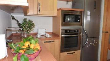 Refrigerador, microondas, horno y cafetera y tetera