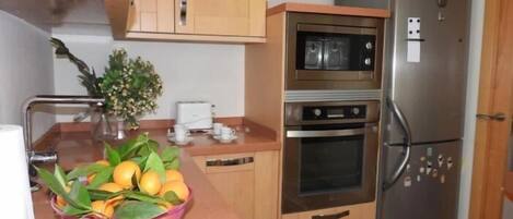Réfrigérateur, micro-ondes, four, cafetière/bouilloire