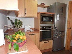 Refrigerador, microondas, horno y cafetera y tetera 