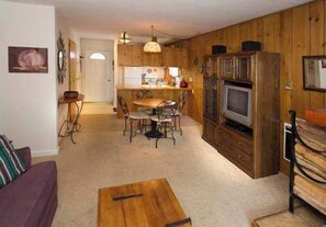 テレビ、暖炉、DVD プレーヤー