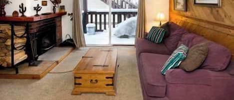 Fernseher, Kamin, DVD-Player