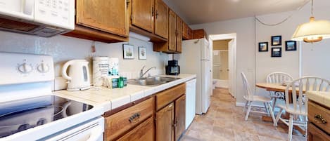 Een koelkast, een microgolfoven, een oven, een kookplaat