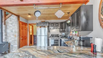 Cabin, 1 Bedroom | Private kitchen | Fridge, oven, stovetop, coffee/tea maker