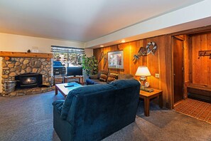 Télévision, cheminée