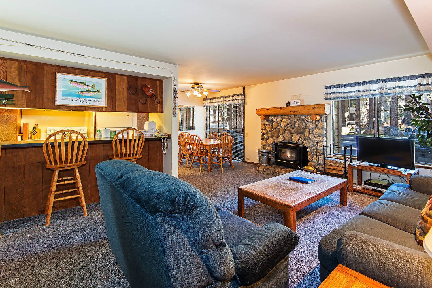 Télévision, cheminée