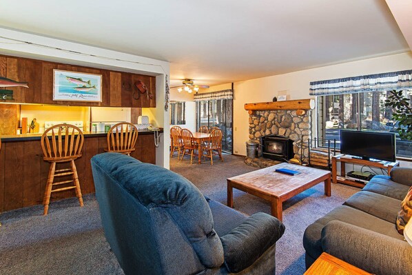 Een televisie en een open haard