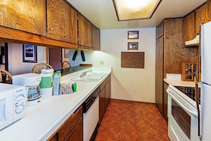 Fridge, microwave, oven, stovetop - Horizons 4 | Pool & Hot Tub Access! (Mammoth Lakes)