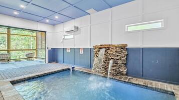 Cabin, 2 Bedrooms | Kolam renang | Kolam renang tertutup, kolam dipanaskan