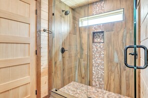 Cabin, 2 Bedrooms | Bathroom | Towels