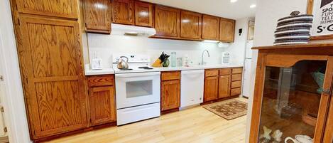 ثلاجة، ميكروويف، فرن، موقد طهي مسطح