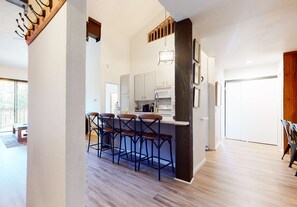 Fridge, microwave, oven, stovetop - Crestview #2 | Close to The Village, Near Year-Round Outdoor Activities (Mammoth Lakes)