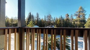 Property grounds - Crestview #2 | Close to The Village, Near Year-Round Outdoor Activities (Mammoth Lakes)