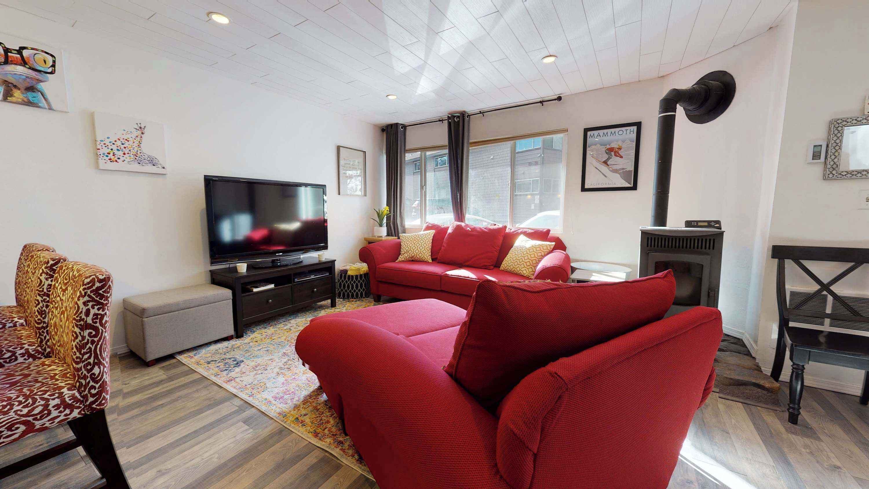 Televisión, chimenea y reproductor de DVD 