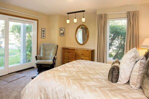 3 bedrooms, iron/ironing board, WiFi, bed sheets - Snowcreek #566 | Near Golf & Shuttle (Mammoth Lakes)