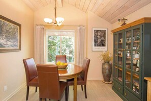 Dining - Snowcreek #566 | Near Golf & Shuttle (Mammoth Lakes)