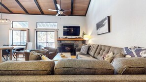 Fernseher, Kamin, DVD-Player