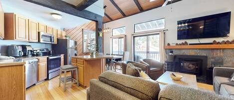 تلفزيون، مدفأة، مشغل دي في دي