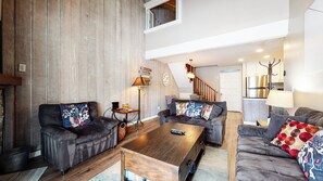 Een televisie, een open haard en een dvd-speler