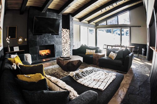 2BR Condo at the Chamonix Walking Distance to Lifts w/ Hot Tub