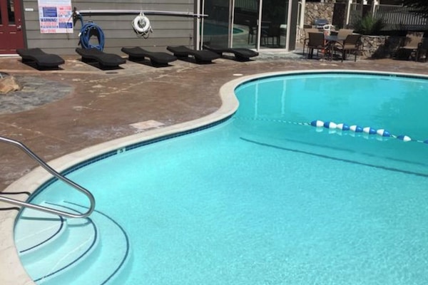 Pool & 2 hot tubs (Summer season only)
