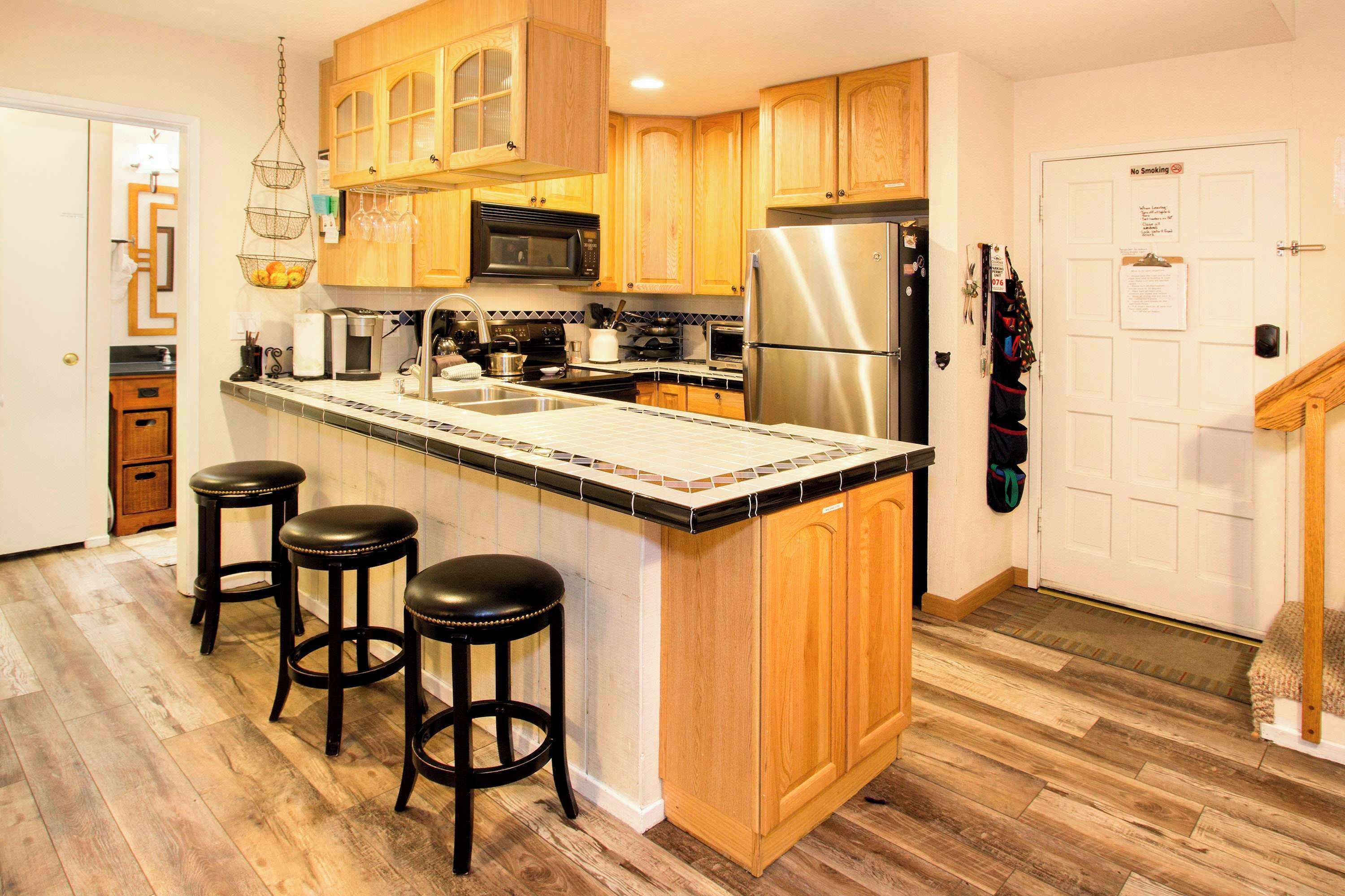 Coffee/tea maker, fridge, microwave, oven