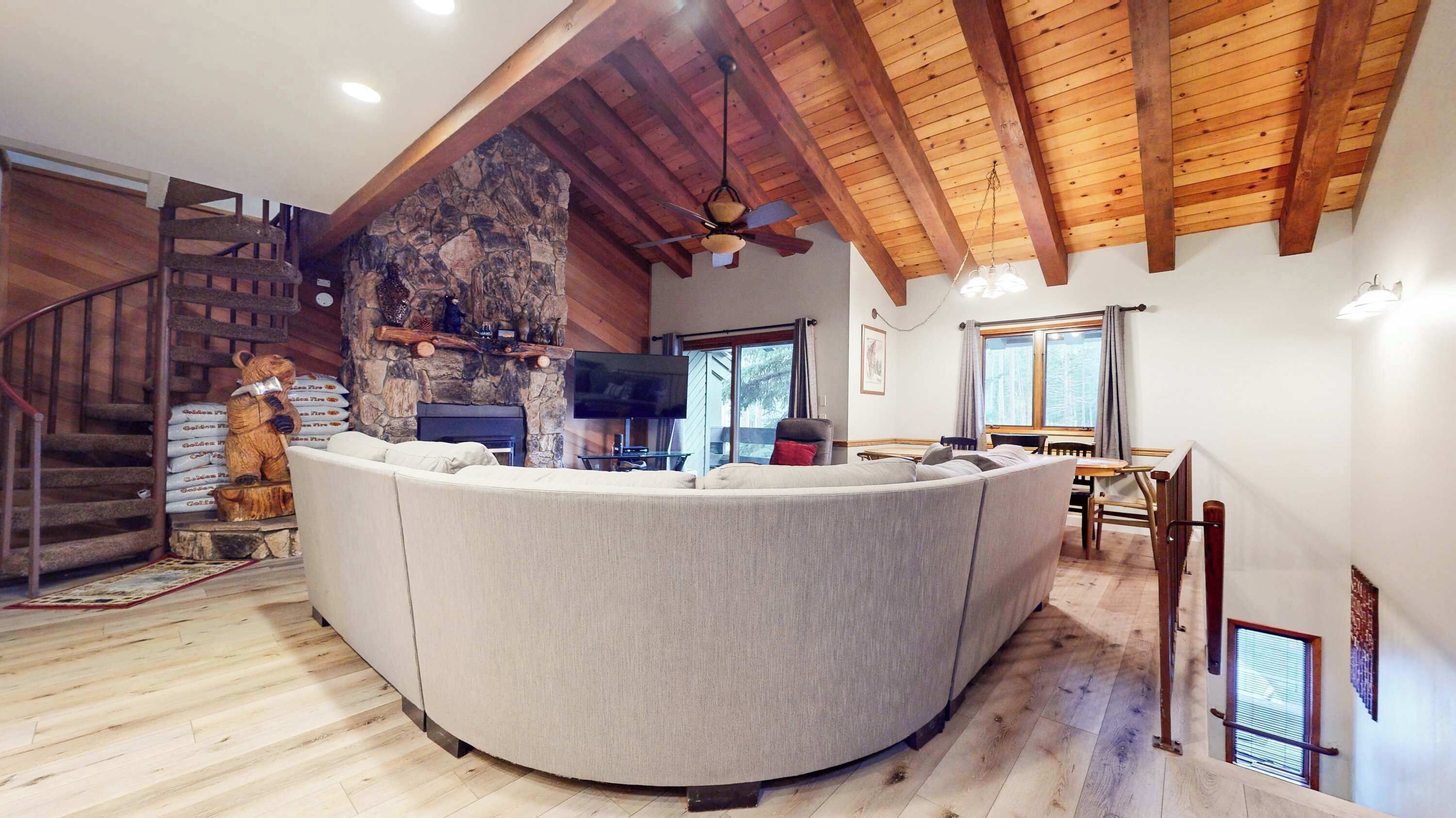 Televisie, een open haard en een dvd-speler