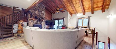 Télévision, cheminée, lecteur de DVD